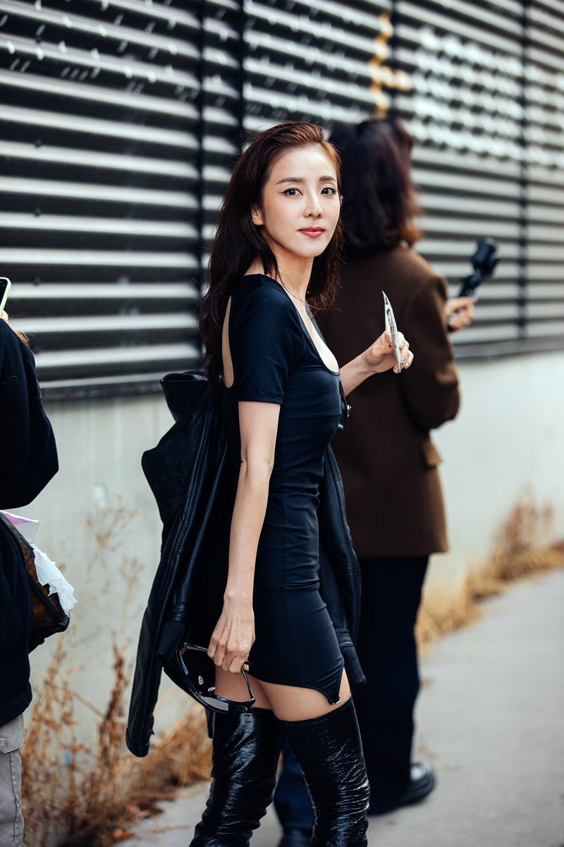 krungy21's tweet image. #Dara #PFW #courreges photo by Jay Lim