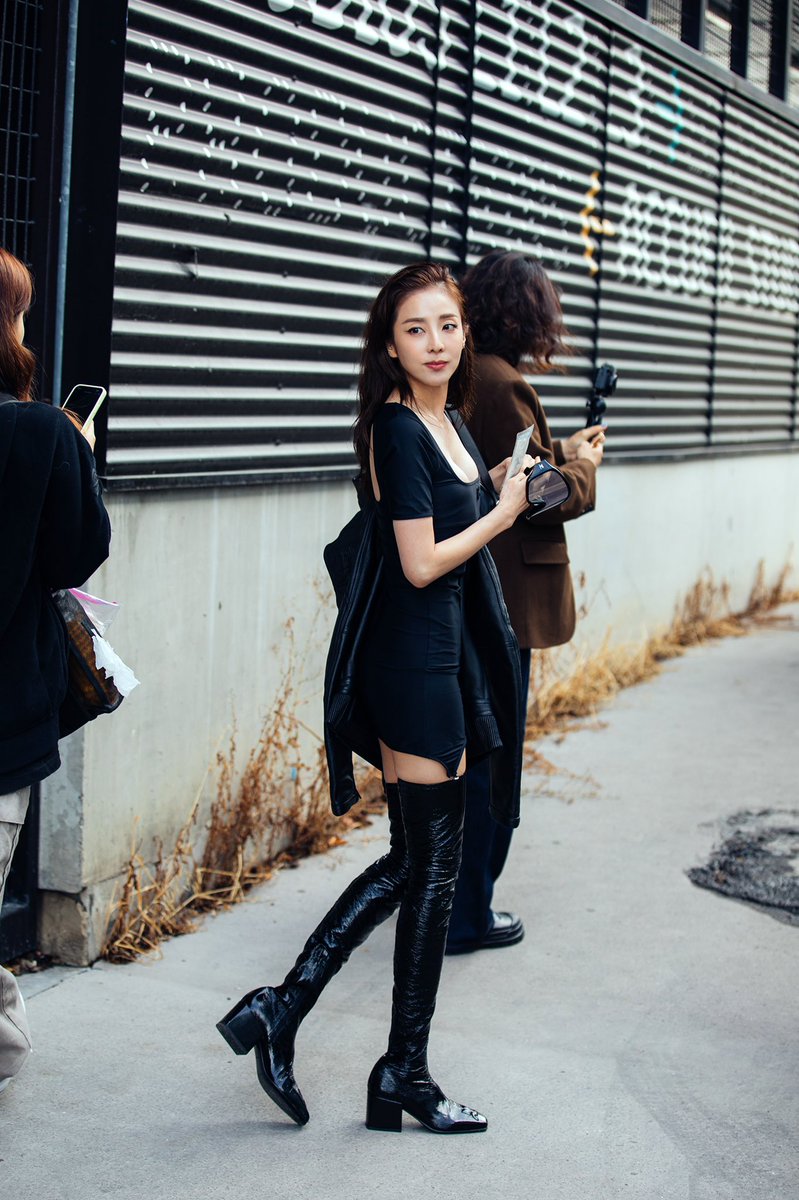krungy21's tweet image. #Dara #PFW #courreges photo by Jay Lim