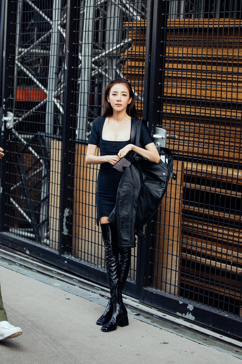 krungy21's tweet image. #Dara #PFW #courreges photo by Jay Lim