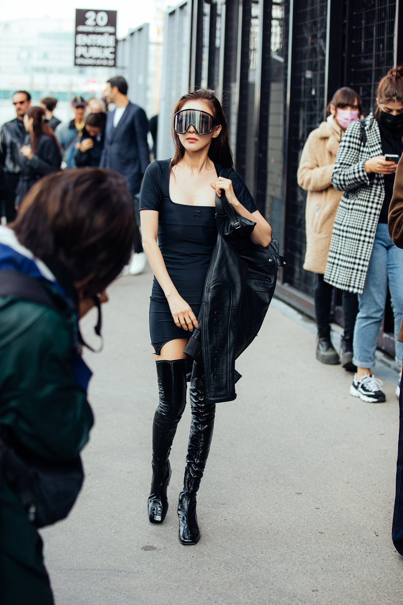 krungy21's tweet photo. #Dara #PFW #courreges photo by Jay Lim https://t.co/FWxeYrte0t