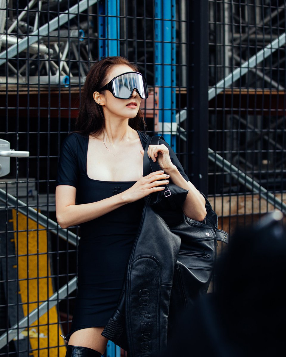 krungy21's tweet photo. #Dara #PFW #courreges photo by Jay Lim https://t.co/FWxeYrte0t