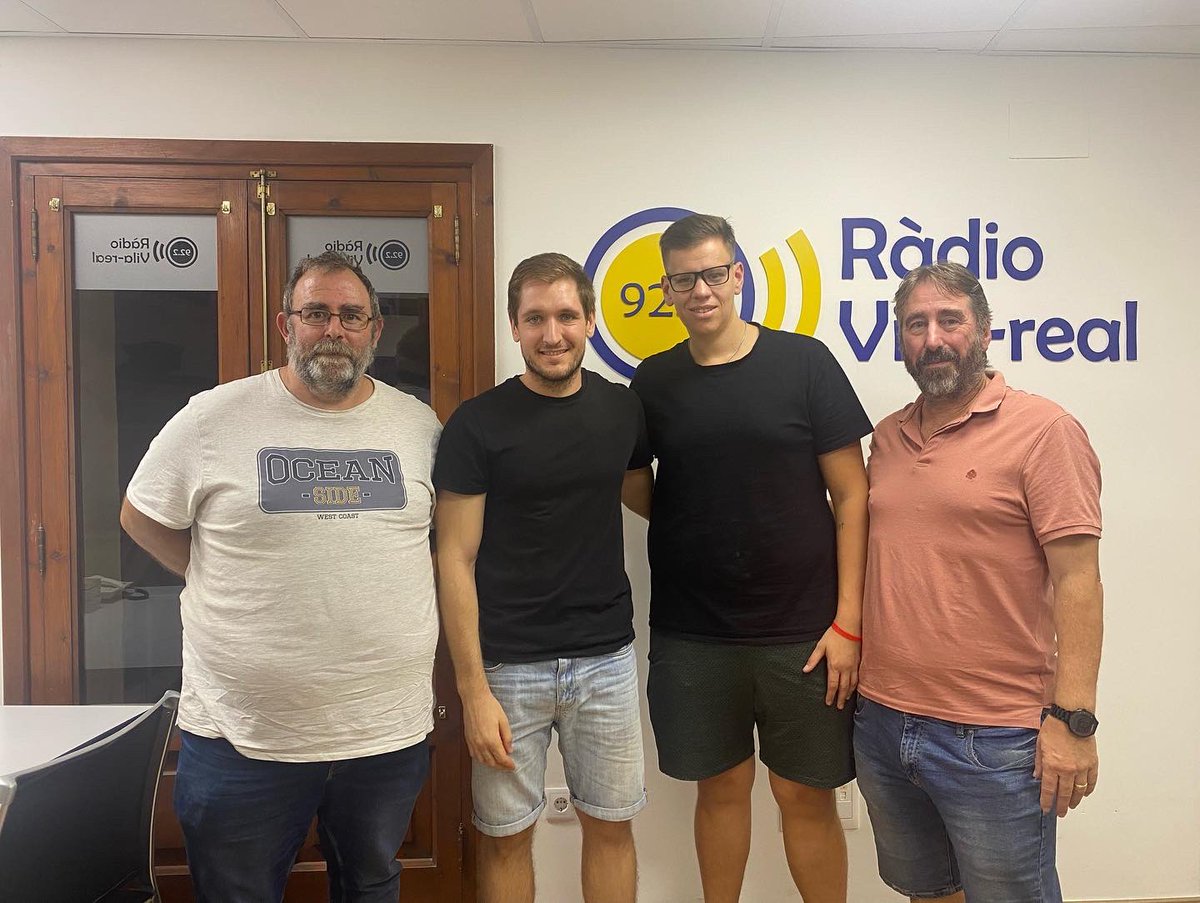 CPVila_real's tweet photo. Ayer visitamos a @mbatalla11 en @radiovila_real
Allí presentamos a @xavichao y @rouslot, ambos integrantes del nuevo proyecto del @CPVila_real
#ComunitatEsport #EActivateSport #EndavantEsports #JuntsSómMésForts #OrgullDeCS
@DipuEsport @comunitatesport @SMEVILAREAL https://t.co/Es9JXGFBt1
