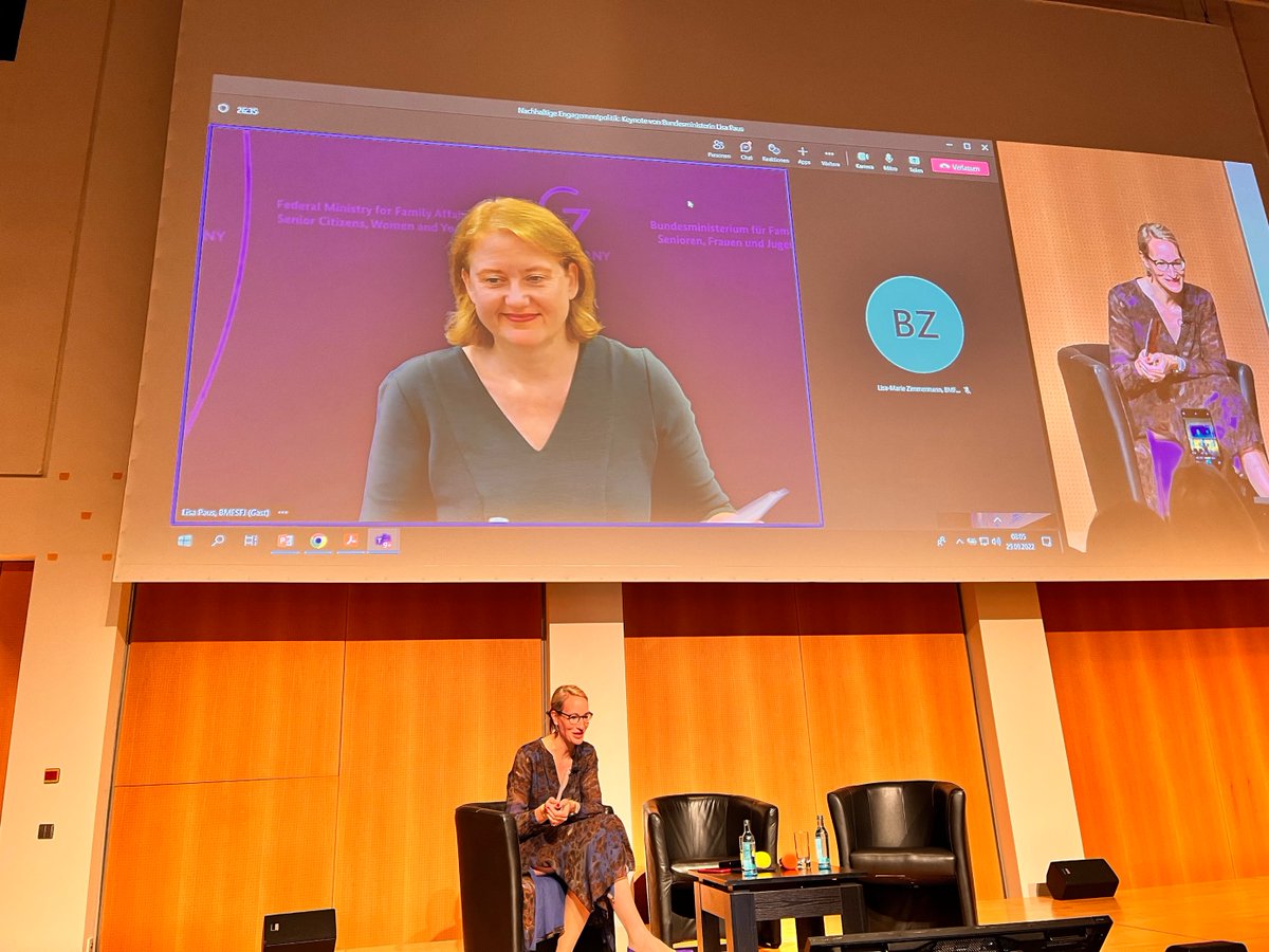 stiftungstweet's tweet photo. Wichtige Einblicke und Eindrücke zu nachhaltiger Engagementpolitik von Bundesfamilienministerin @lisapaus auf dem #DST22. Danke für den spannenden Austausch 🙌 https://t.co/44PGtjsxRy