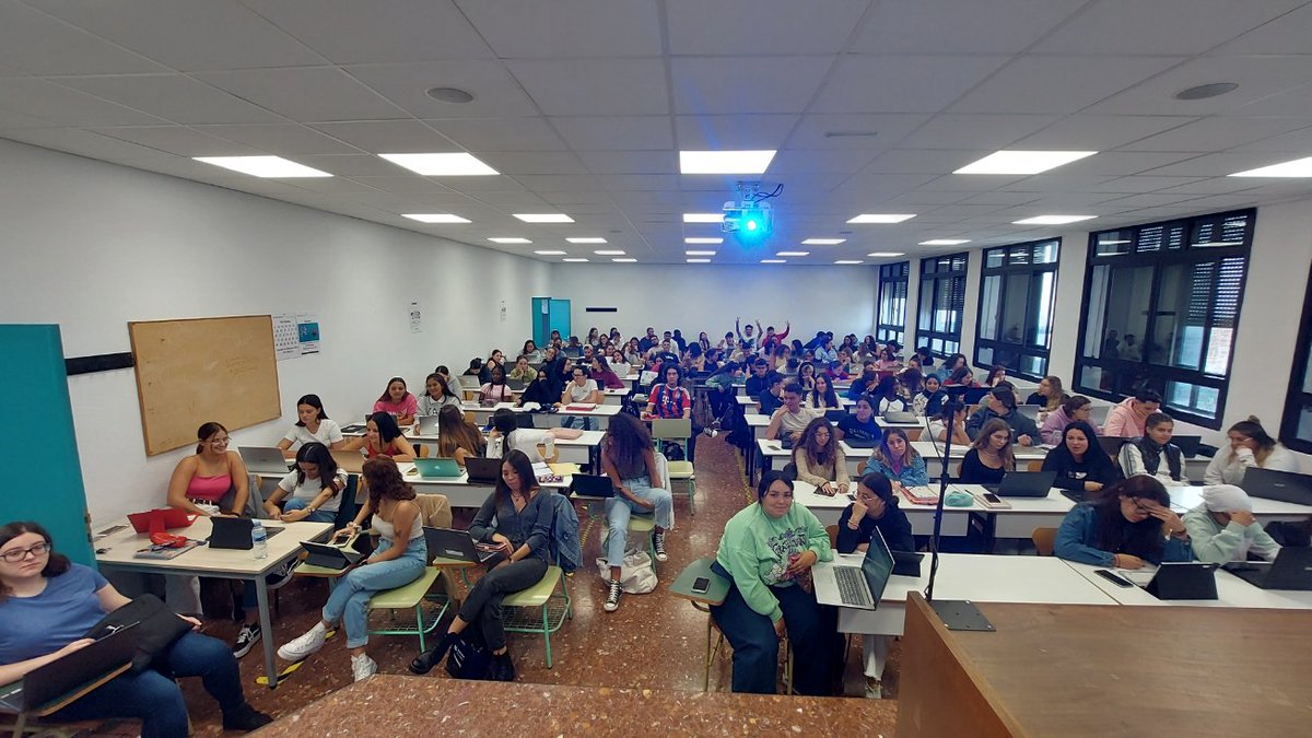 La Universidad pretende vender una metodología de calidad con aulas masificadas. Falta profesorado, falta compromiso con la enseñanza superior, sobran mentiras y escaparates