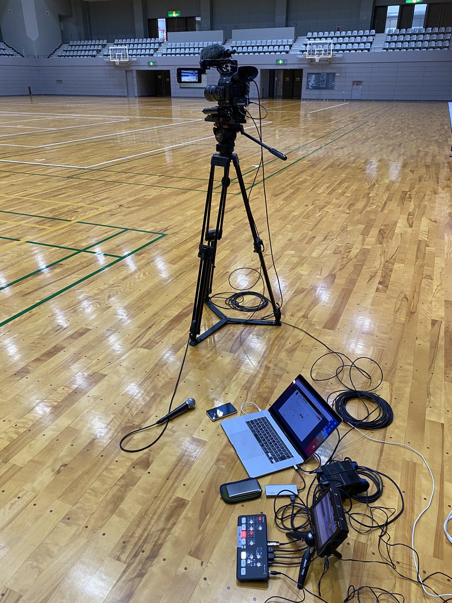 gaomovie's tweet photo. 配信本番5分前でトラブル発生！
さてどうやってリカバリーする？

ネット回線のないところで配信。えいやー！で配信する？

クライアントのためにも、トラブル想定した準備、事前のテスト、そしてリカバリー策は絶対必要。

準備8割！

仮説検証とテストはいつも大切にしてます。 https://t.co/PtoYVsXCD9