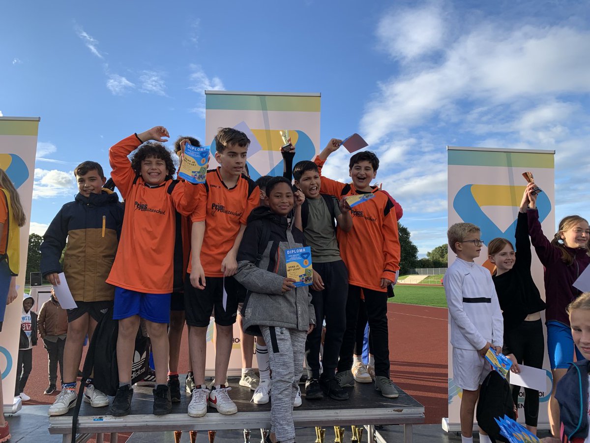 Groot succes voor onze leerlingen bij de atletiekmiddag. Alle ploegen in de prijzen: drie keer een derde prijs en één van onze ploegen heeft de eerste prijs binnengehaald. Gefeliciteerd!
Van EHBO tot tijdwaarneming, prima organisatie door atletiekvereniging Lionitas. Dank!