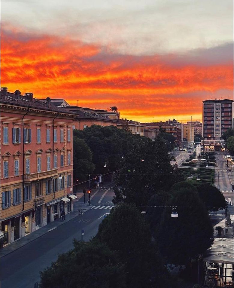 IgersModena's tweet photo. RT @cittadimodena: 📸 Un'alba splendida sulla città di Modena
😀 Buon giovedì a tutti!
📅 29 settembre 272º giorno del calendario gregoriano, mancano  93  giorni alla fine dell'anno
🌡️ Temperature: max 24° min 9°
😇 Santo del giorno: San Michele
#superfo… https://t.co/czLCjmEQIy
