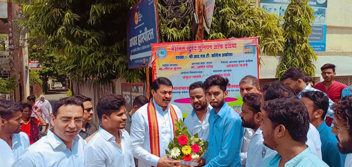 nsui's tweet photo. . @NSUIMaha President @amirshaikh_INC along with @INCMaharashtra President @NANA_PATOLE ji inaugurated the Board Opening Ceremony of #CollegeTitheNSUI at Various colleges of Akola District.

Several SOB's,Senior leaders along with hundreds of students participated in the program. https://t.co/a8aIsQFFxc