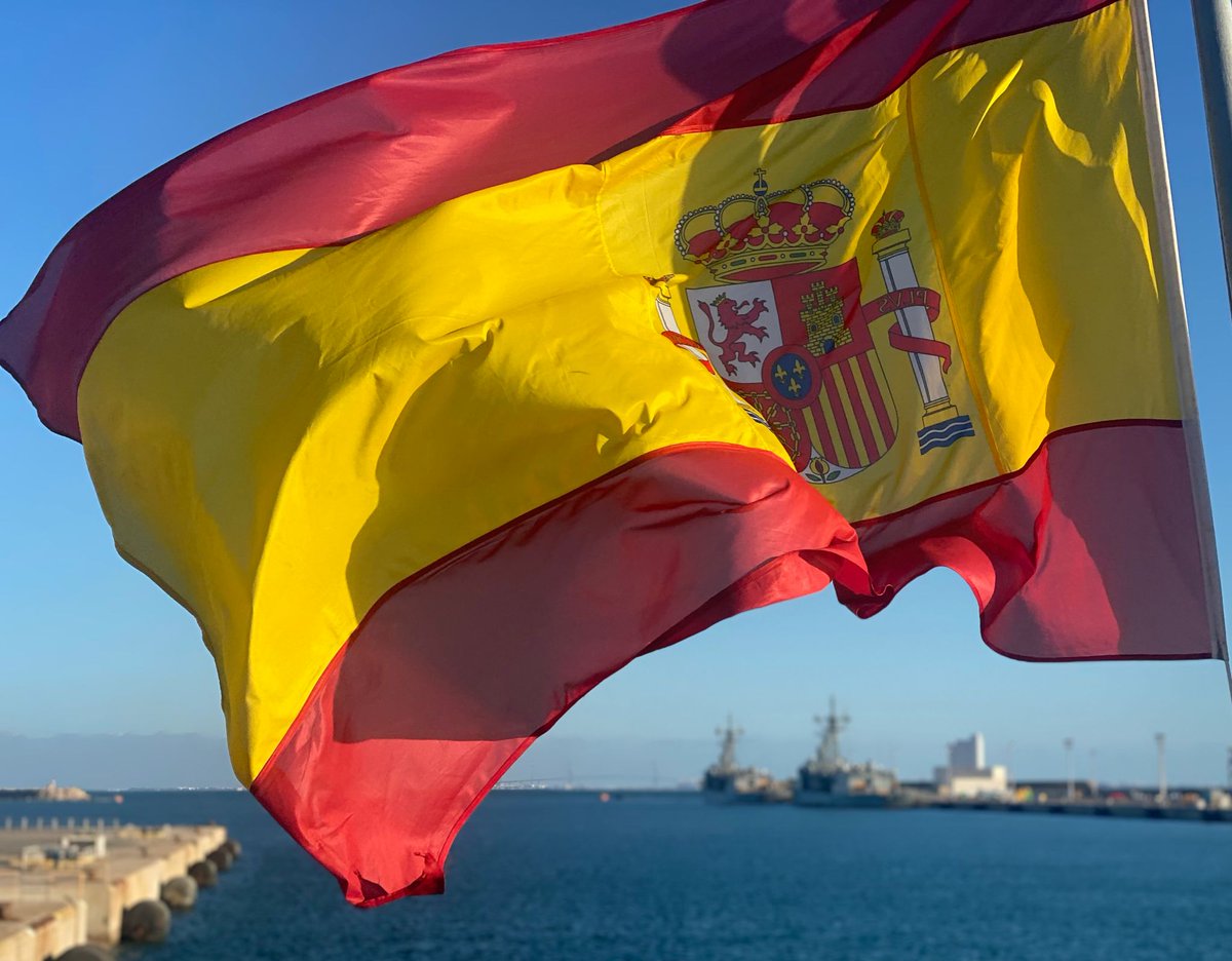 Desde la Base Naval de Rota, con nuestros buques alistados para desempeñar su misión, os damos los #BuenosDías.

#SomosLaArmada🇪🇸⚓️