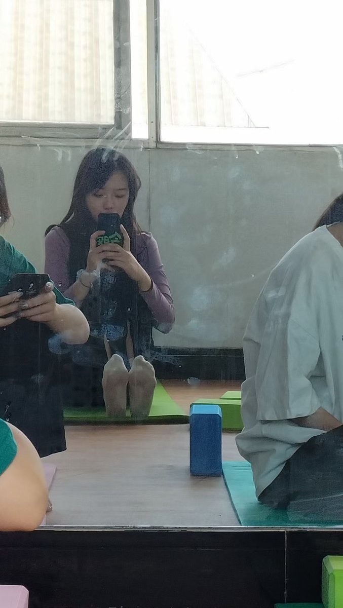 justdadingding's tweet photo. 正在套路这个女生的袜子，
聊了没多久问在干嘛呢，她说练舞呢，给我拍了这个照片
哈哈哈直接把脚也拍了，她知道我是足控。
这个袜子我让她别洗了，再穿几天我拿走，真的是没见过这么重口的袜子。后来她竟然还给这个照片发朋友圈了
#原味 #袜子 #棉袜 #大学生 #舞蹈生 
#足控 https://t.co/ZaWupr12je