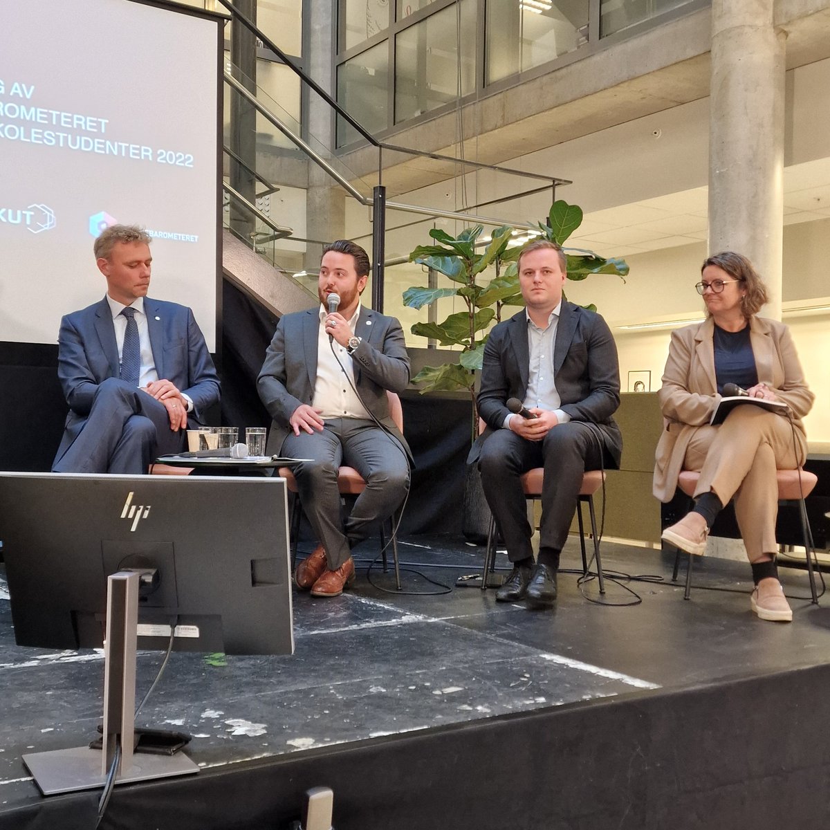 Offentliggjøring av Studiebarometeret for fagskolestudenter 2022. Dette er en sektor i vekst, som vi vil se vokse mer fremover. Den er den ukjente diamanten i utdanningssystemet vårt, sier statsråden. <a href="/hkristiania/">Kristiania</a> <a href="/Fagskolestudent/">Fagskolestudent</a> <a href="/KristinVinje/">Kristin Vinje</a>