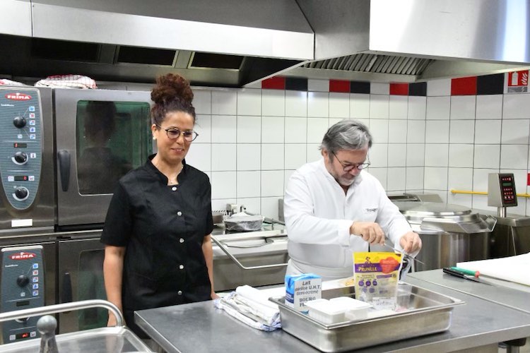 msa072642's tweet photo. #ElusMSAenAction
🤩Avoir la tête dans les étoiles en apprenant à cuisiner. Le chef Troisgros apprend à des élèves de la MFR de St Germain Lespinasse (Loire) à cuisiner des plats simples et pas chers. #MSA #ActionCommune https://t.co/IErBn48tWP