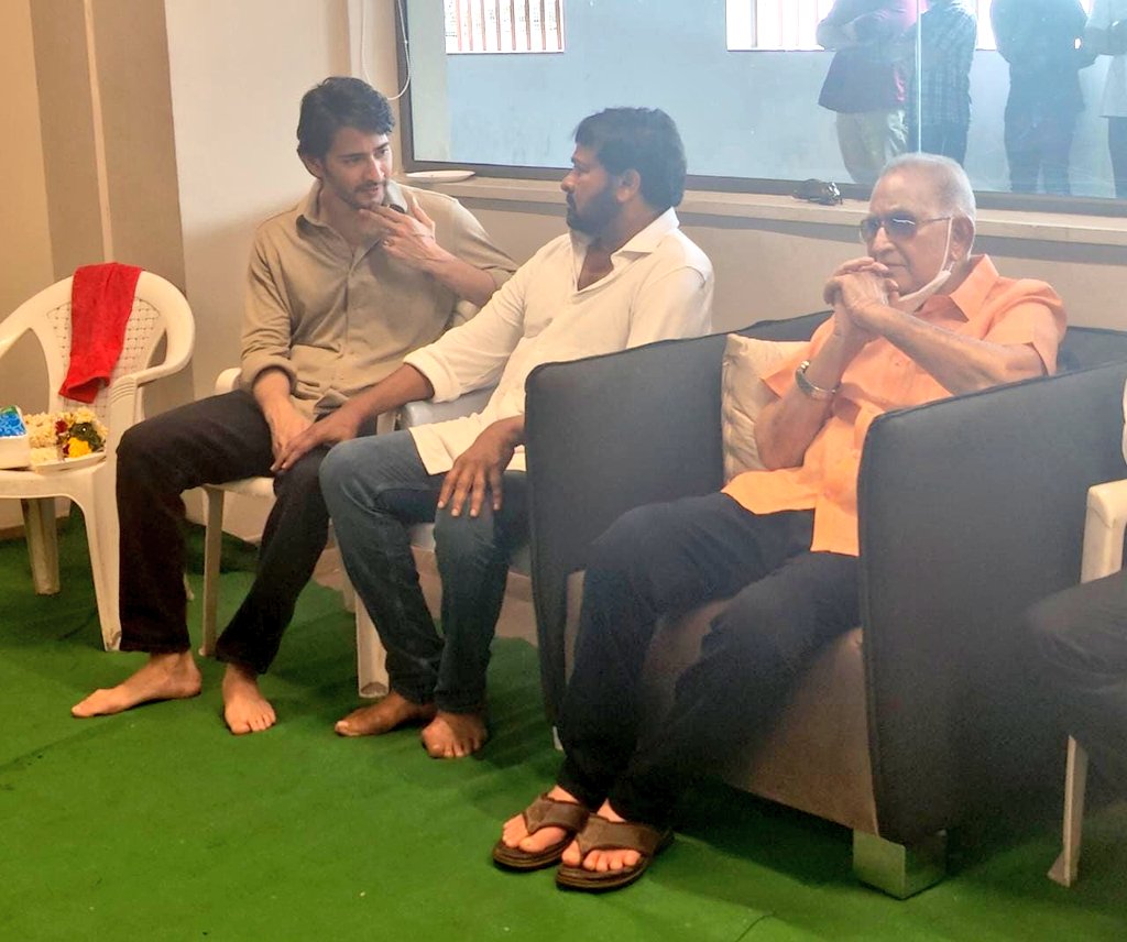 shreyasmedia's tweet photo. Megastar @KChirutweets personally met and consoled Superstar #Krishna garu and @UrstrulyMahesh over the untimely demise of #Indiramma garu 🙏

#RIPIndiraDeviGaru #IndiraDevi https://t.co/0S77B2SBfu