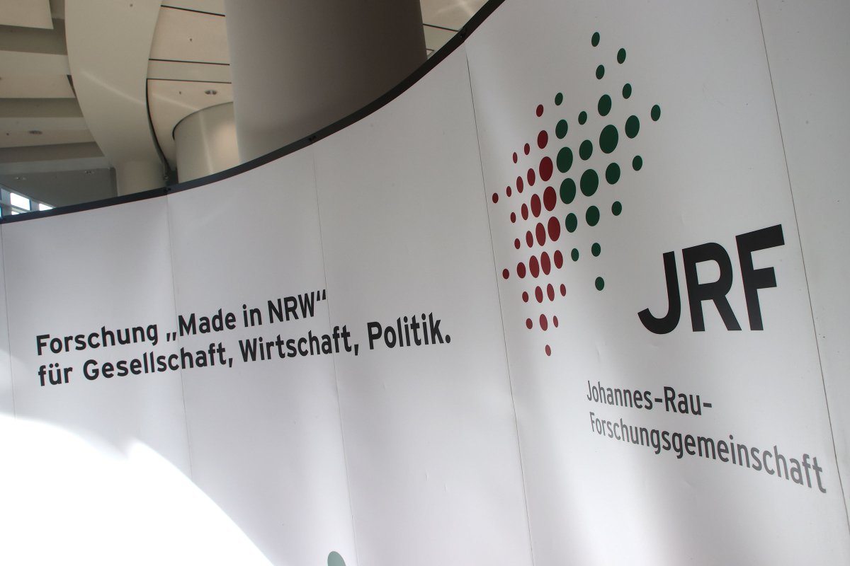 Umwelt, Nachhaltigkeit &amp; Globalisierung. Die 16 Forschungsinstitute der <a href="/JRF_NRW/">Johannes-Rau-Forschungsgemeinschaft (JRF) e.V.</a> behandeln große Zukunftsthemen.Der Transfer von Wissenschaft in die Gesellschaft war Thema des Austauschs im #ltnrw mit Vizepräs. Berivan Aymaz und Abgeordneten. #JRFimLandtag landtag.nrw.de/home/aktuelles…