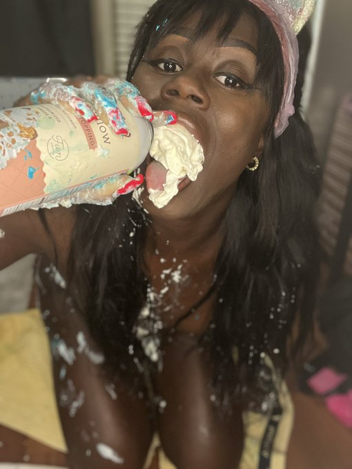 Come join my slumber party 🍨🧁https://t.co/jCOaTsbPuB https://t.co/X4ou65huXx