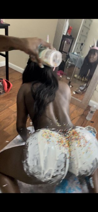 Come join my slumber party 🍨🧁https://t.co/jCOaTsbPuB https://t.co/X4ou65huXx