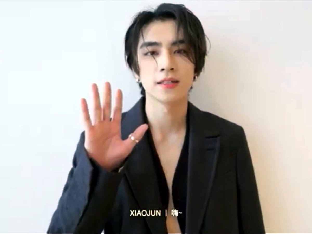WayVXIAOJUNJP's tweet photo. こちらで最後です～💚
動画あげて下さりありがとうございます🙇‍♀️

#WayV #WeiShenV #威神V
#XIAOJUN  #肖俊
#PraewXWayV #Praew43rd #Praewmag https://t.co/xUN43doEvC