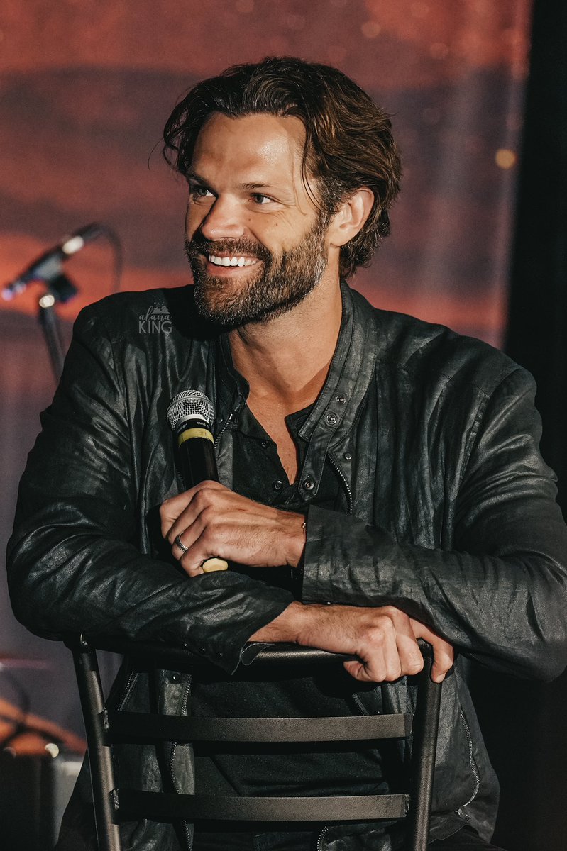 WilliamSushi's tweet photo. Jared is kind, compassionate, empathetic, loyal, hard working, gives his undivided attention to fans. His smile lights up any place. BONUS - He is absolutely gorgeous. Absolutely proud to be his fan.
#WeLoveYouJaredPadalecki https://t.co/oLjUJbimlR