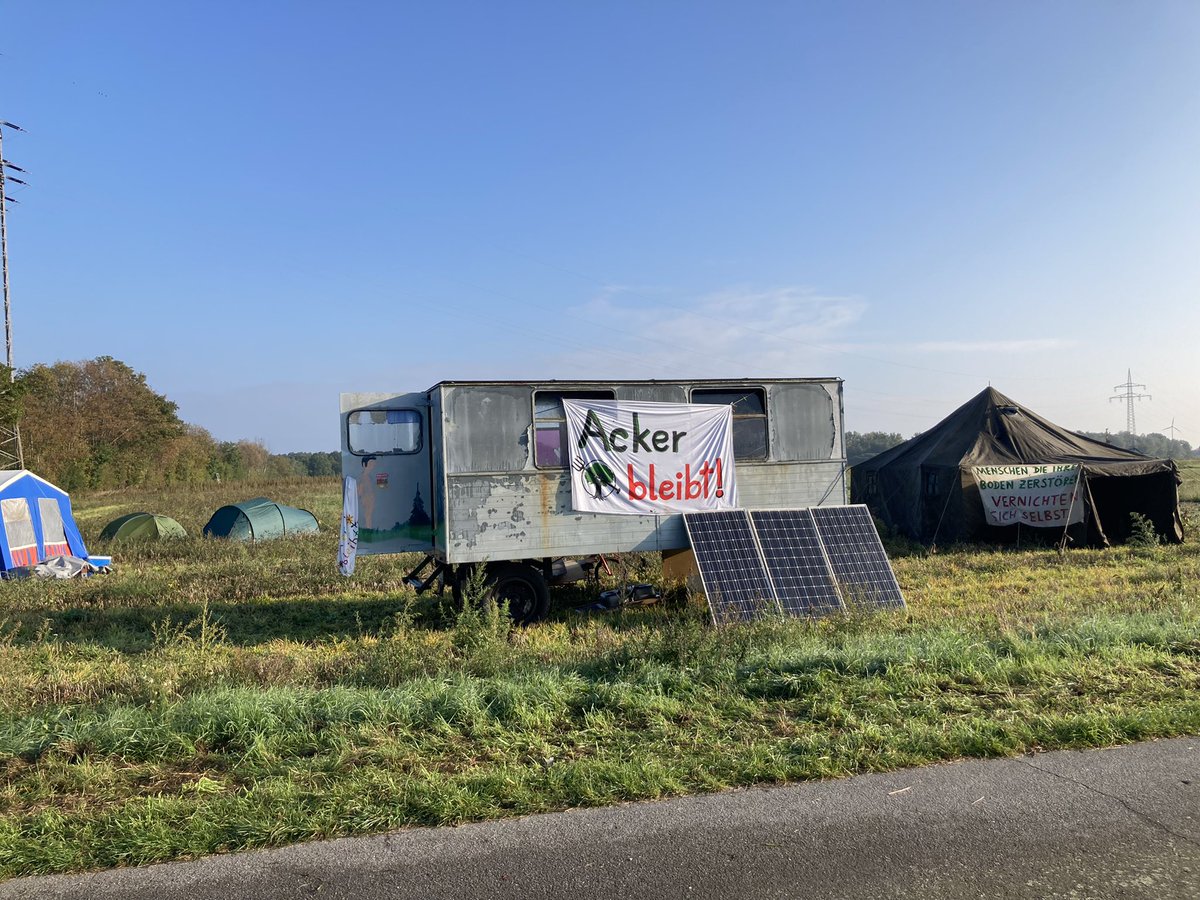 stop_trinity's tweet photo. Ein sonniger Morgen auf dem #stoptrinity Acker. In den nächsten Tagen gibts hier einige Veranstaltungen - schaut vorbei: https://t.co/ek5j2pnme6 https://t.co/Pn23JvQPQW