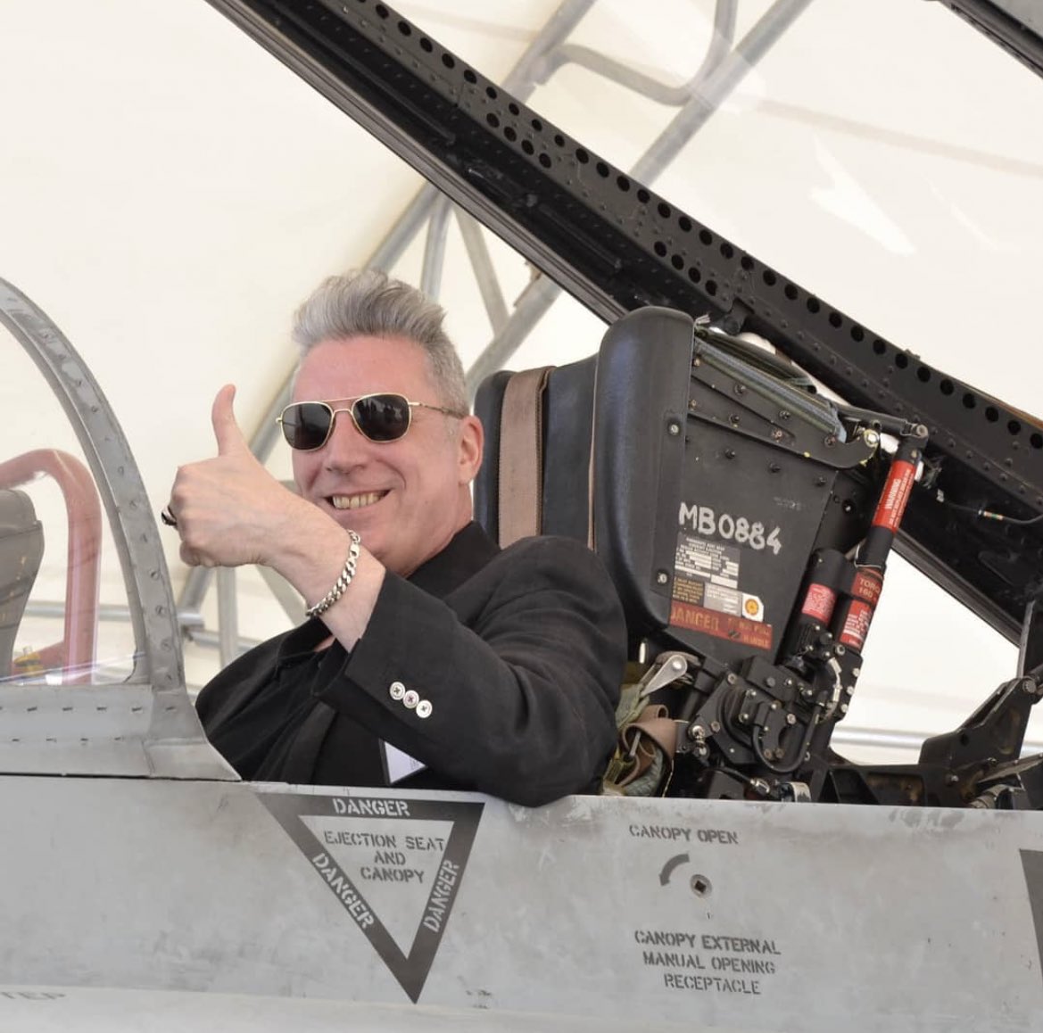 ¡#BuenosDías aviadores! 🙋🏻‍♀️

“Lunes, martes, miércoles…, mirando hacía el mar. Y si es desde un F-18… ni tan mal.” 🎶 

¡Empezamos el #jueves con Rock and Roll actitud! 🤟🏻🎸

#SomosElAire #FelizJueves