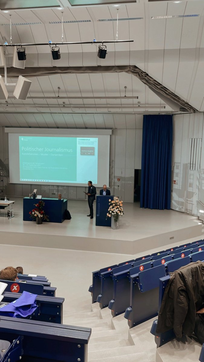 Offizielle Eröffnung der Tagung #poljour22 <a href="/TrierUni/">Universität Trier</a>! Die beiden Fachgruppensprecher <a href="/nuernbergk/">Christian Nuernbergk</a> @dgpuk_jofo, @joerg_hassler_ <a href="/FG_KommPol/">DGPuK FG KommPol</a> &amp; der Universitätspräsident Michael Jäckel begrüßen die Gäste 👏🏽