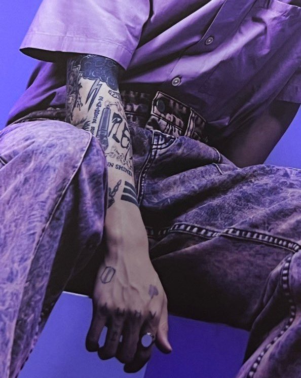 winnttaebear's tweet photo. JUNGKOOK HANDS!!! https://t.co/UxgLNwaFC8