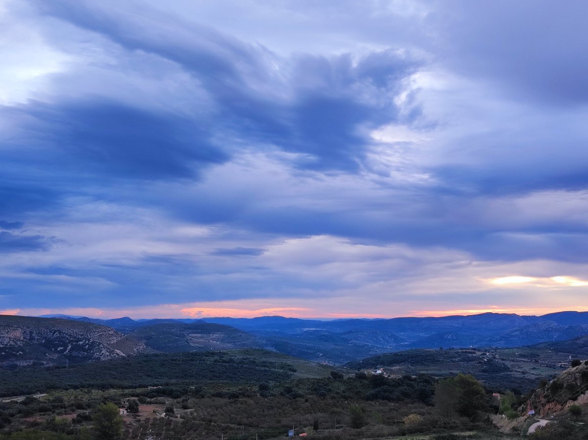 La vida són
cels per a volar,
núvols,
antenes,
olives,
somnis
i tu.
Ets l'univers.
Els móns fabulosos.
Els cels de tardor. Llum perenne d'estels infinits.

AGP,  Trossets.

#BonDia #AltMaestrat #pensaments #testime #brollamots #TantDeBoFossisAquí instagram.com/p/CjFQeyhowQD/…