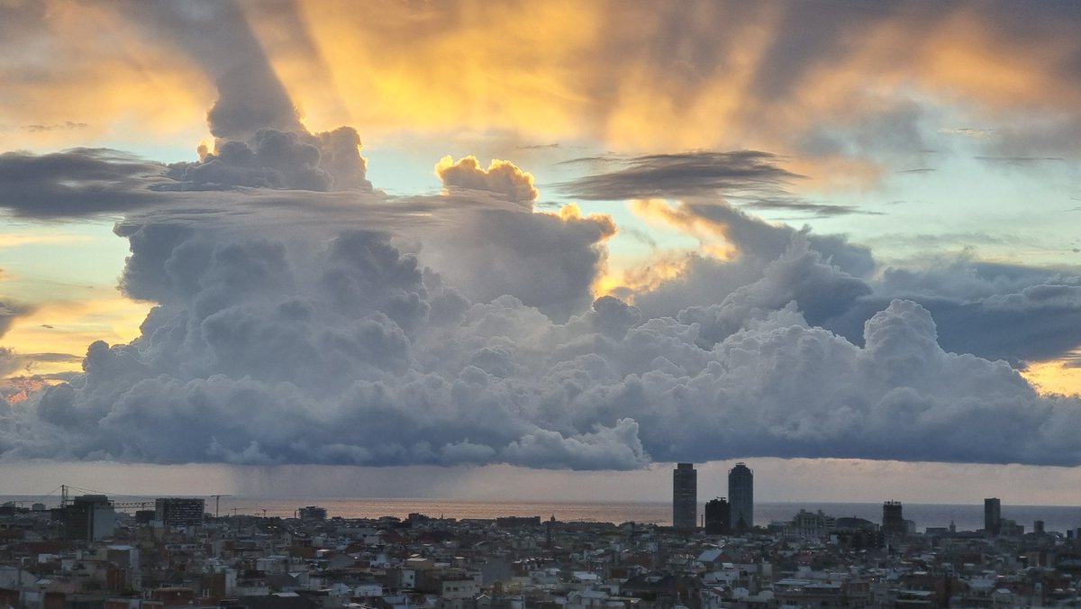 🌦 Tots els dies plou i també surt el sol.

Des del 15è pis, <a href="/rac1/">RAC1</a>