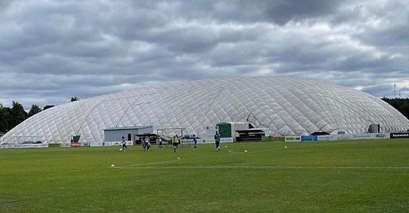 Euranpallo's tweet photo. Kuinkas sattuikaan, että tänään vietetään Kiitos olosuhdetyöstä-päivää😀 Monitoimihallimme sai käyttöluvan eilen ja harjoittelu voi alkaa!
Kiitos on siis todellakin paikallaan. #EuPaPapat
#EuranPallo #Hallihanke #KiitosOlosuhdetyöstä @Palloliitto https://t.co/BVoygYtkuj https://t.co/zVHvfDGGbs