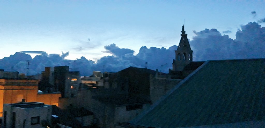 Oskigan's tweet photo. Así amanece en Badalona @Totbadalona @eltempsTV3 @alexmegapc @TomasMolinaB https://t.co/wgAM8QF0pM