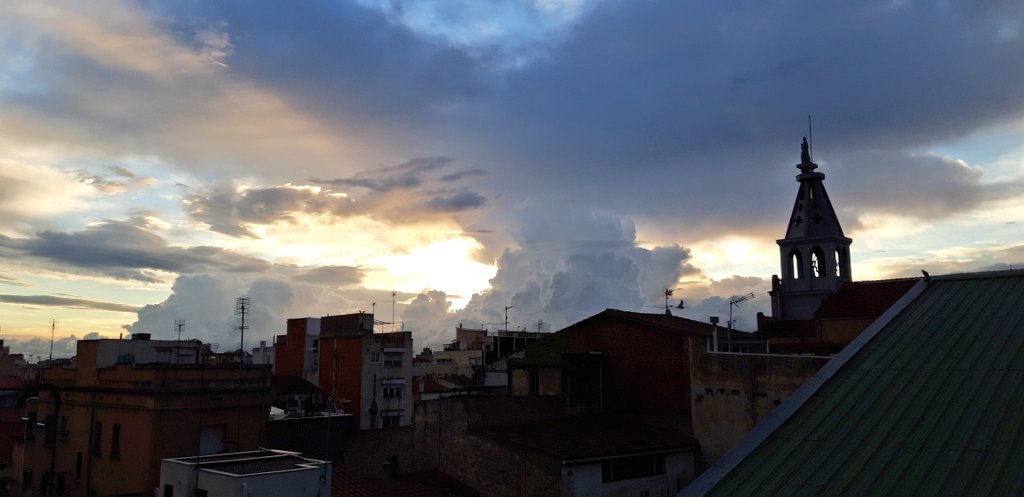 Oskigan's tweet photo. Así amanece en Badalona @Totbadalona @eltempsTV3 @alexmegapc @TomasMolinaB https://t.co/wgAM8QF0pM