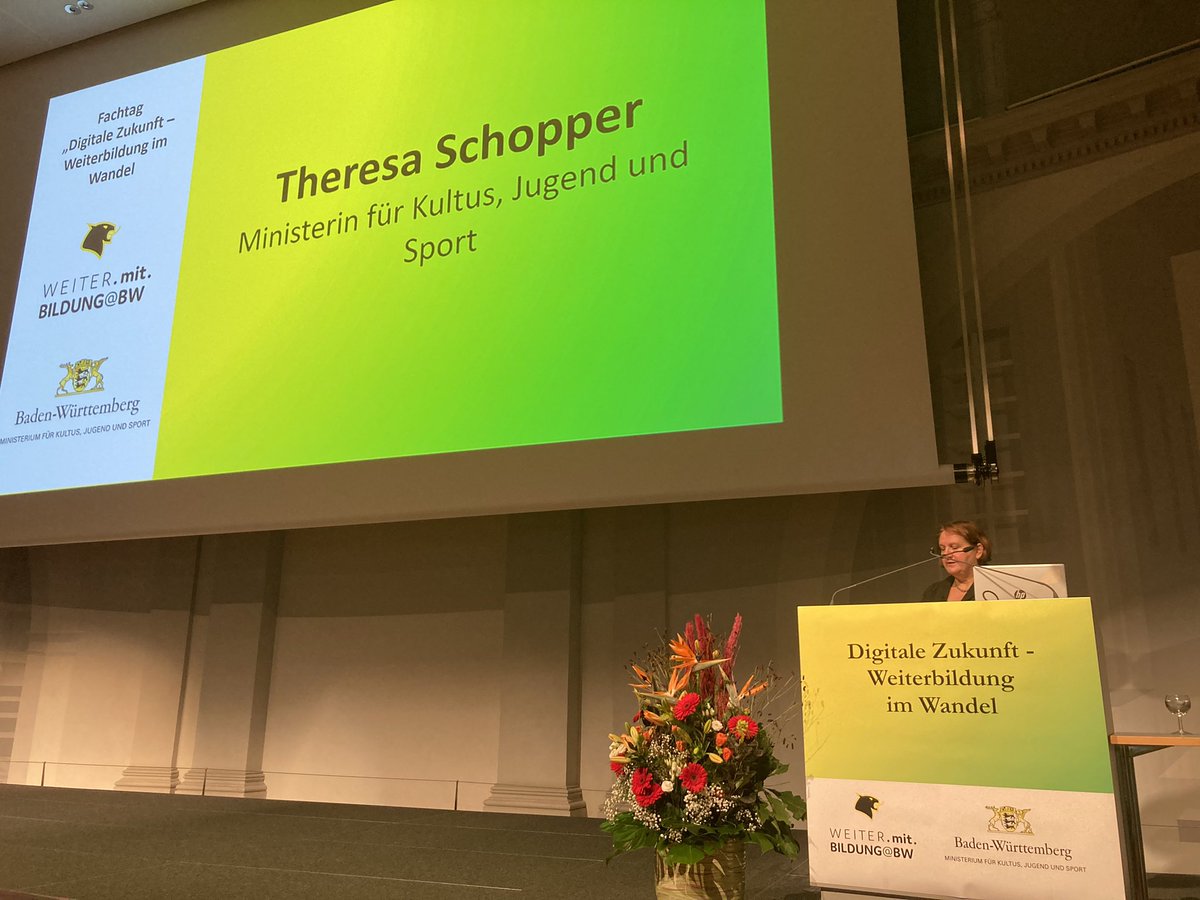 Los gehts mit dem Fachtag „Digitale Zukunft - Weiterbildung im Wandel“ im Haus der Wirtschaft in Stuttgart: Ministerin Theresa Schopper erläutert erfrischend die Potenziale digitaler Medien