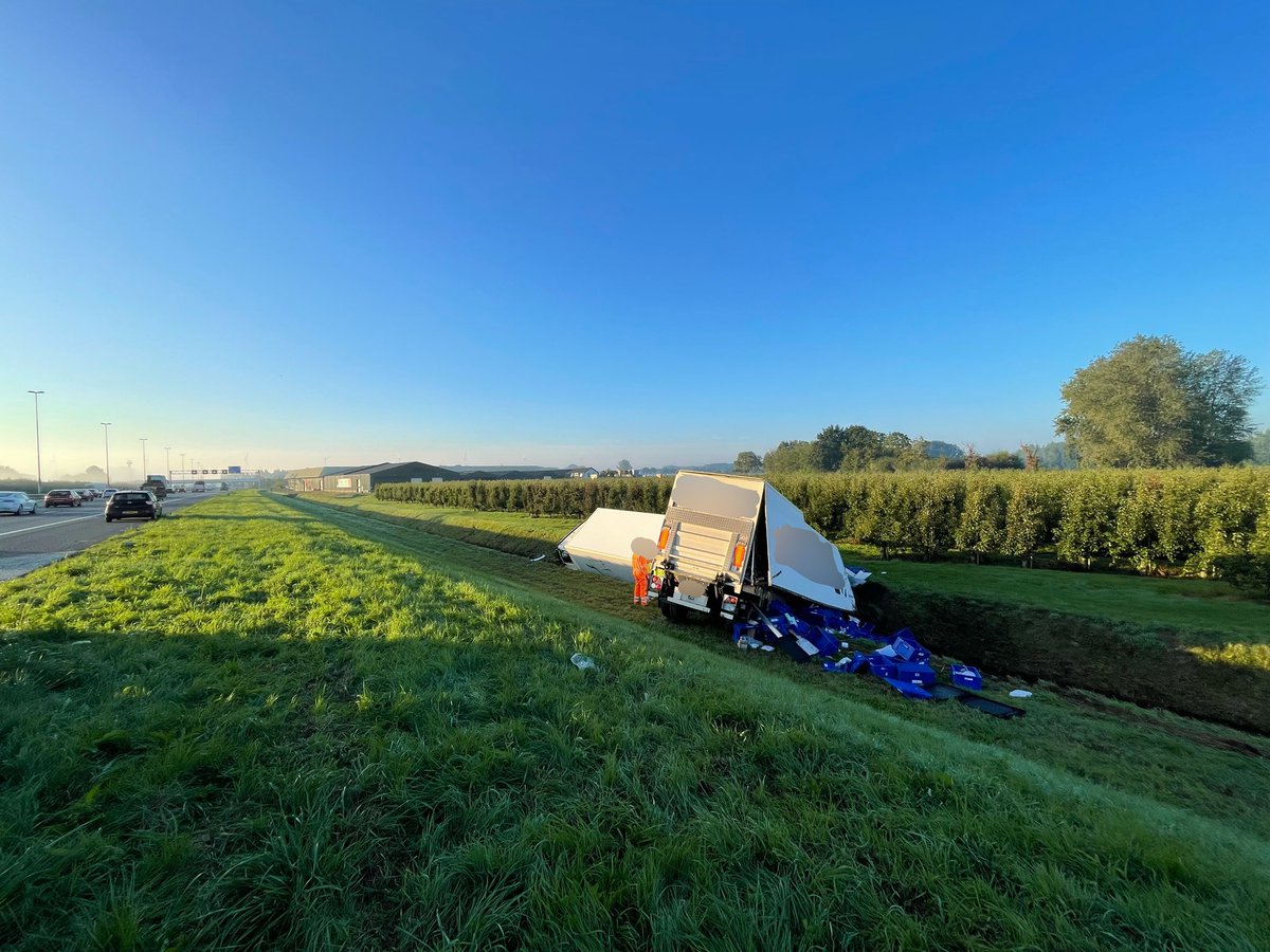 WIS_William_'s tweet photo. Vanochtend is er om 06:20 uur op de #A2 Re ter hoogte van #Enspijk een vrachtwagen 🚛 van de weg geraakt. Deze is in een naastgelegen sloot tot stilstand gekomen. Wij gaan de 🚛 uitgesteld bergen. Meer weten waarom we dit doen? ->
https://t.co/ki2ftuqHNN @RWSverkeersinfo #Ongeval https://t.co/yxn6FP6flK