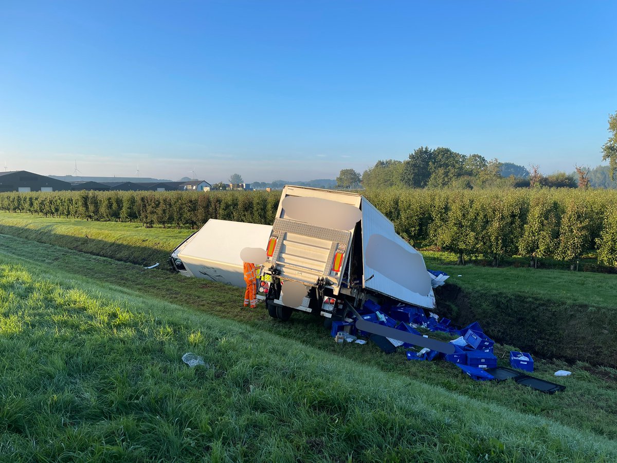 WIS_William_'s tweet photo. Vanochtend is er om 06:20 uur op de #A2 Re ter hoogte van #Enspijk een vrachtwagen 🚛 van de weg geraakt. Deze is in een naastgelegen sloot tot stilstand gekomen. Wij gaan de 🚛 uitgesteld bergen. Meer weten waarom we dit doen? ->
https://t.co/ki2ftuqHNN @RWSverkeersinfo #Ongeval https://t.co/yxn6FP6flK