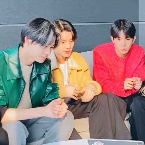 heejakecontext's tweet image. heeyunki, our traffic lightz 🚥