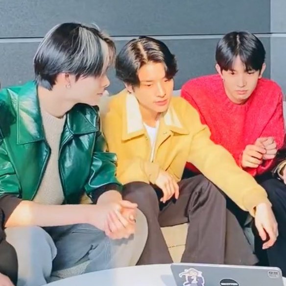 heejakecontext's tweet image. heeyunki, our traffic lightz 🚥