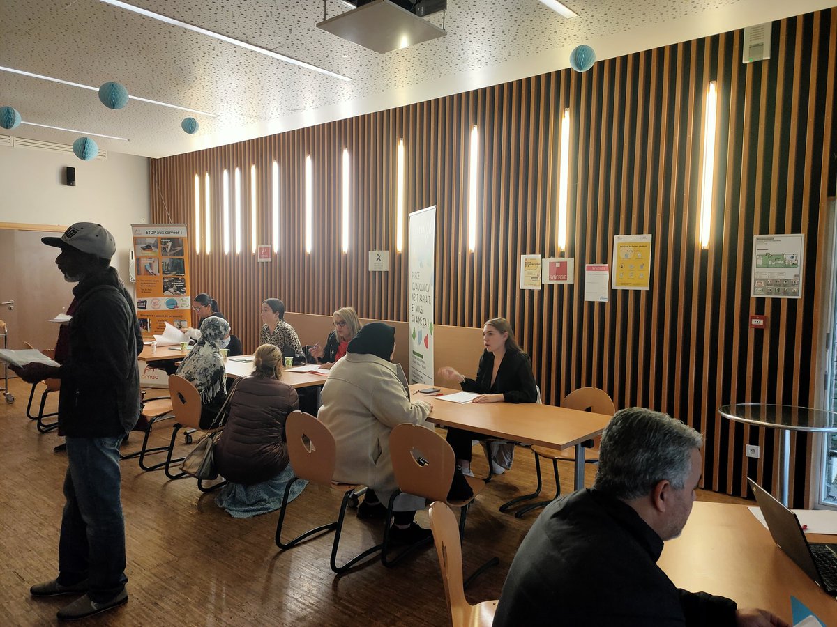 L'agence @poleemploi_GE#Mulhouse Doller inaugure sa nouvelle offre "hors les murs" au sein des quartiers 👍 Merci au centre #socio_culturel_Papin pour son accueil 👏. Merci à nos partenaires #Crepi #Amac #DSHA #Synergie #Unis_cité 😁Merci à nos équipes #Equip'emploi, #Equipe_SR