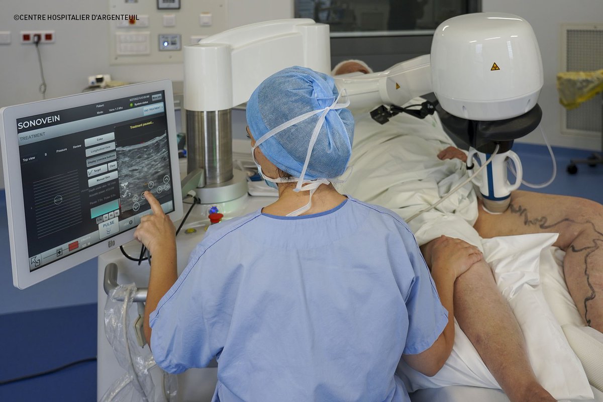 CH_Argenteuil's tweet photo. #ChirurgieRobotique | 🇫🇷 Le @CH_Argenteuil est le 1️⃣er hôpital public de France à se doter du dispositif #SONOVEIN de @Theraclion, pour traiter les varices par #echotherapie.

👏🏼 Bravo au Dr Mahine KASHY, Chirurgien vasculaire pour ce bel exploit scientifique. 

@VilleArgenteuil https://t.co/fJ1ulPP44w