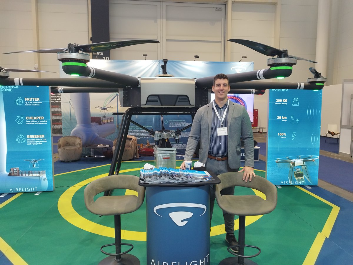 In Hall B7.102, there is a huge drone that attracts visitors. But it is not a drone – it’s a flying crane as Mr Mathers, owner and CCO of Airflight ApS explains. #windenergy #onshoreenergy #offshoreenergy #Hamburg Messe und Congress GmbH #theidealconnection #climatefirst