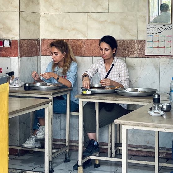 FaridVahiid's tweet photo. En #Iran, de plus en plus de femmes cessent de porter le voile, notamment à Téhéran. En faisant cela et en publiant leurs images, elles se rebellent contre tout un système. C’est la gouvernance religieuse qui est visée. #Liberté #MahsaAmini https://t.co/YSHUMq9PFd