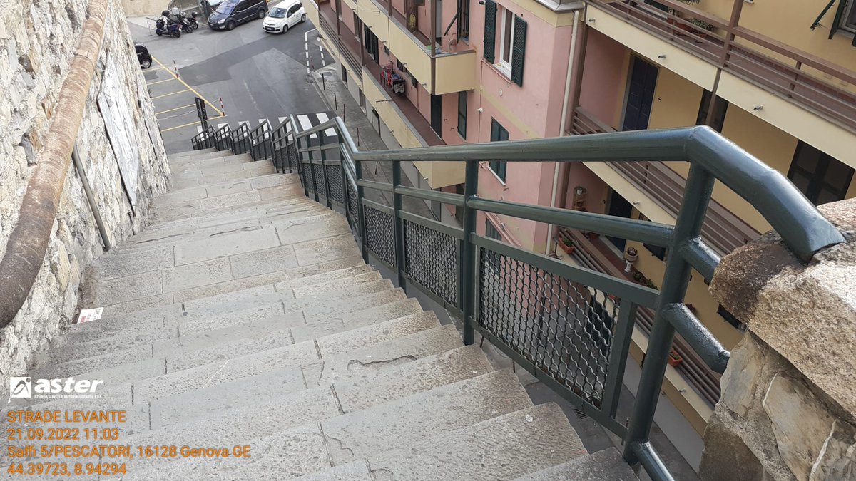 astergenova's tweet photo. Manutenzione ordinaria per la ringhiera lungo la scala pedonale che collega Corso Saffi e via dei Pescatori. Pulizia e riverniciatura, come testimonia lo scatto in "cantiere".

#aster #astergenova #asterinforma #lavoriamopergenova https://t.co/EJ78S8Z7cR