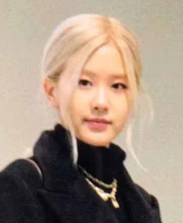 yourbablue's tweet photo. @steen_ari @blackpinktales She signed for literally every fan who asked it's like an offline fan meeting 😂 She's the sweetest girl 🥺🌹✨ https://t.co/gyhs3FNM5n