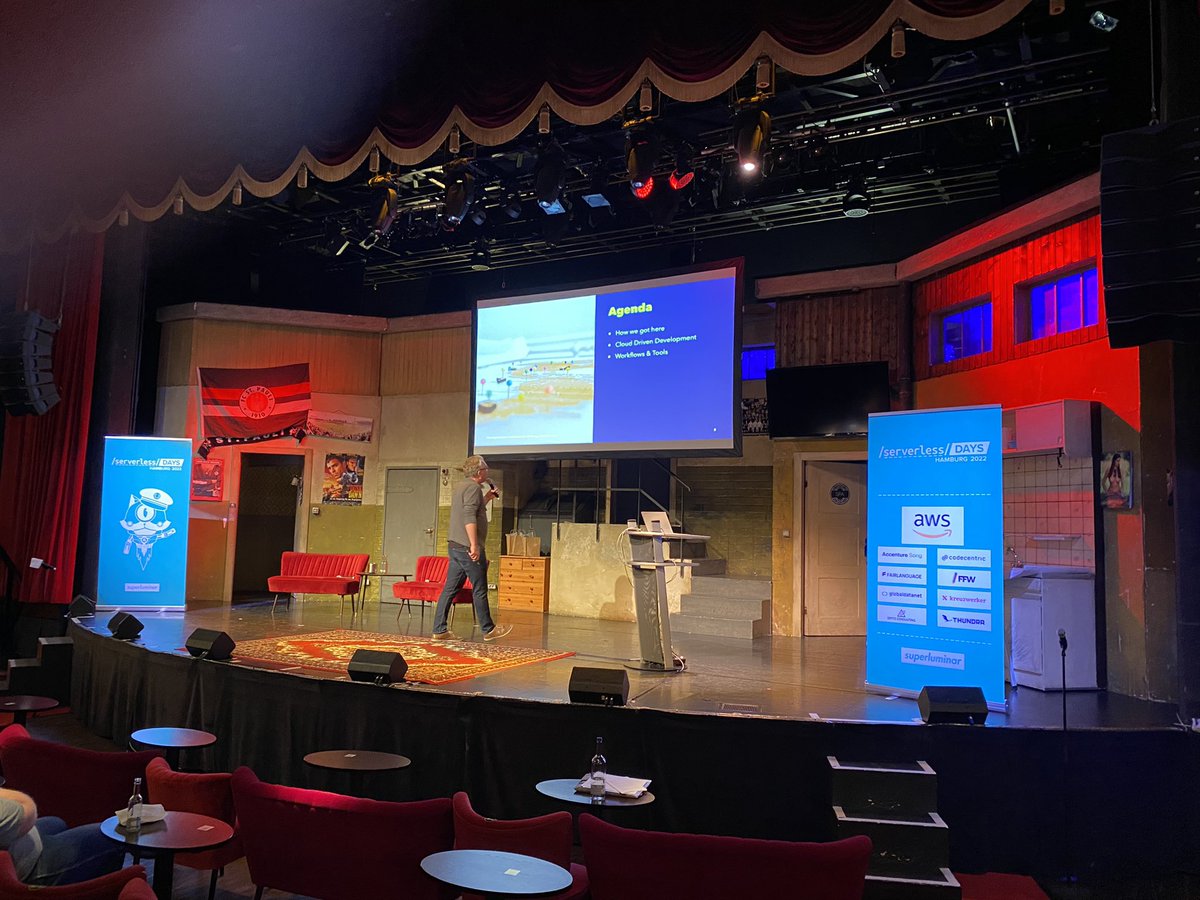 ServerlessHAM's tweet image. Tag 2 ist schon in vollem Gange: @skorfmann startet in Sachen cloudgetriebene Software-Entwicklung und @juliaheidinger eröffnet den Talk von @JuliFreudenberg 🎉