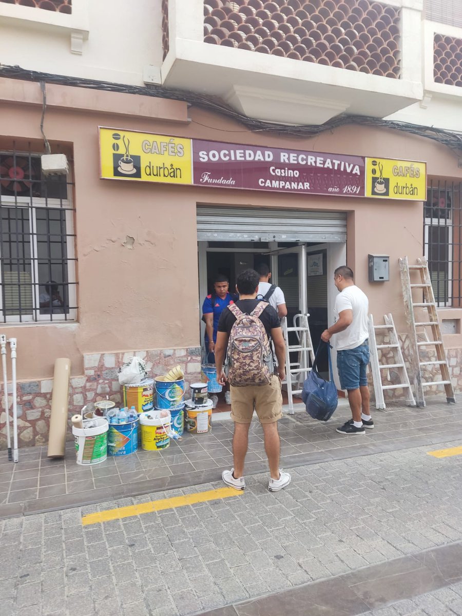SoloFanaticos12's tweet photo. #Rotulacion nuevo local de la @PVCampanar 
A que no sabían que podíamos personalizar hasta tú Peña.. (Vinilos impresión UVI y micro perforado).
En ésta foto la fachada del local y  homenaje al Femenino del Valencia CF y a su máxima goleadora, gracias @maripaz_vilas ⚽⚽⚽🤍🖤🦇🦇 https://t.co/LbIxIA4WwQ
