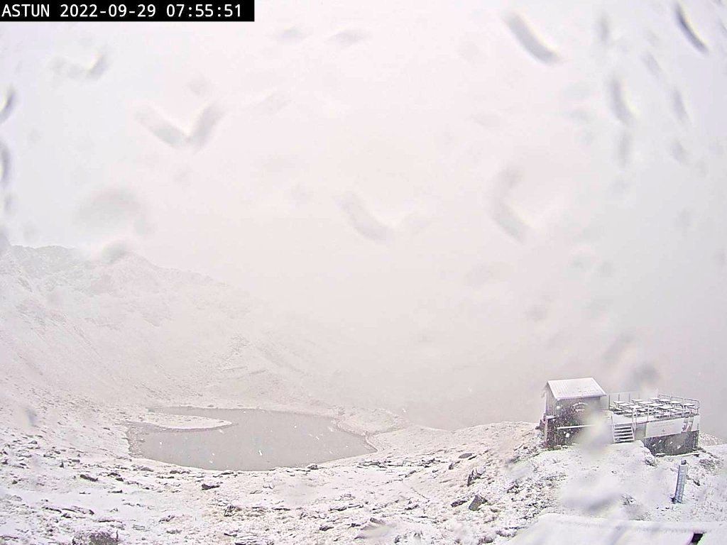 CyNPirineos's tweet photo. Nieva por encima de 1800m en Candanchú y Astún y cuaja a partir de 1900m. Imágenes de Truchas en Astún. https://t.co/spTukN7l6p