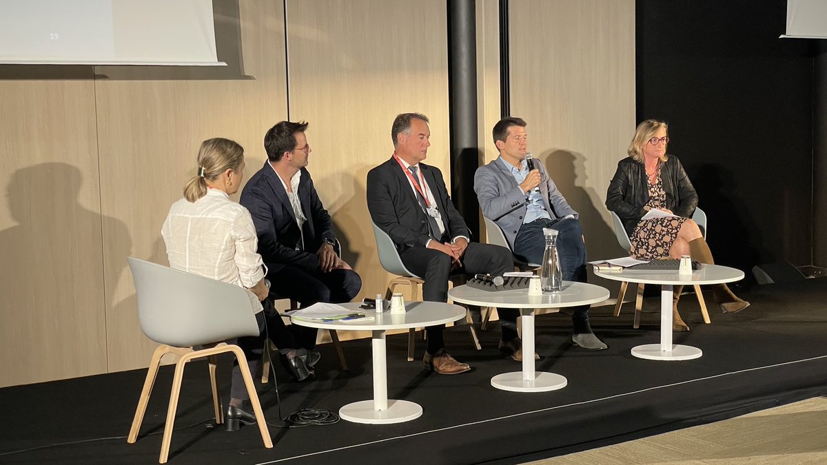 LesCoopHlm's tweet photo. Au #congreshlm Arnaud Cécillon DG de la #coophlm @RhoneSaoneHab démontre par l’exemple qu’il est possible de coopérer avec les acteurs privés tout en préservant sa propre maîtrise d’ouvrage en accession sociale à la propriété en faisant preuve d’innovation et d’agilité ! https://t.co/Mt3JzV4oxo
