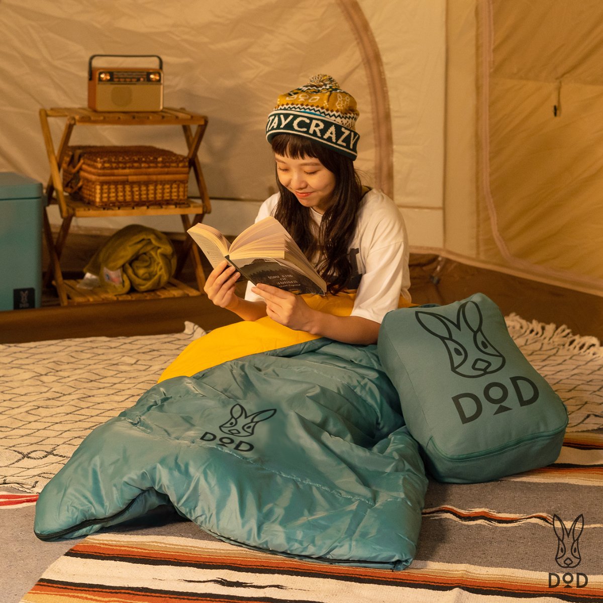 dod_camp's tweet photo. \ 次回販売のお知らせ /

クッション兼シュラフとして使えるおトク感、
そしてたまらない可愛さが大好評の #ウサクッションシュラフ🐰
次回販売は10/4を予定しております。
可愛い＆おトクにたどり着くまでの開発小話を読みながら再販を楽しみにお待ちください🤭🤭
https://t.co/hsZwmLDqOD

小話↓ https://t.co/tpnkynnBdD