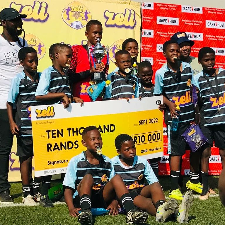 zeli_candy's tweet photo. Talk about victory 🥵🔥Congrats to the winners of the final match, MC Weiler !!!🏆⚽
#zelisweets🇿🇦 #zelicandy #schoolknockoutcup⚽ #winners #soccer #kasidiski #football #footballdreams #Alexandra https://t.co/DLuru2YrA0