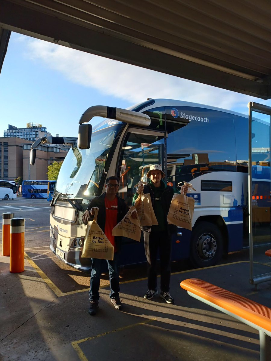 StagecoachWScot's tweet photo. #CakesForCommuters in Glasgow today, as part of #ScottishClimateWeek & #CatchTheBus Month! With the help of @lovemybus_!
Handing out tasty treats from @GreggsOfficial and recycled goodies! https://t.co/d0lXtmzn9S