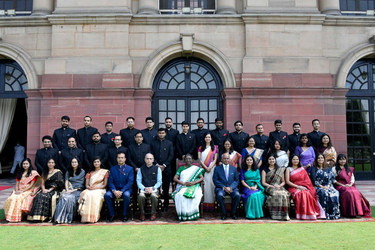 President Droupadi Murmu meets officer trainees of 2021 batch of the Indian Foreign Service at Rashtrapati Bhavan.

Details: presidentofindia.nic.in/press-release-…
